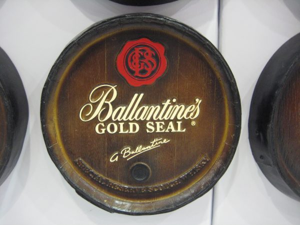 Barril decorativo de parede pequeno - Ballantines Whisky - Image 3