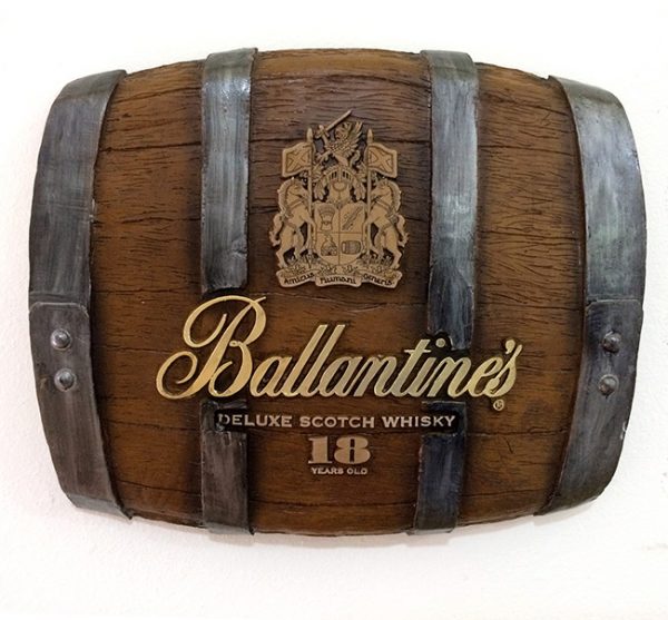 Barril Horizontal de parede em fibra decorativo - Ballantines Whisky
