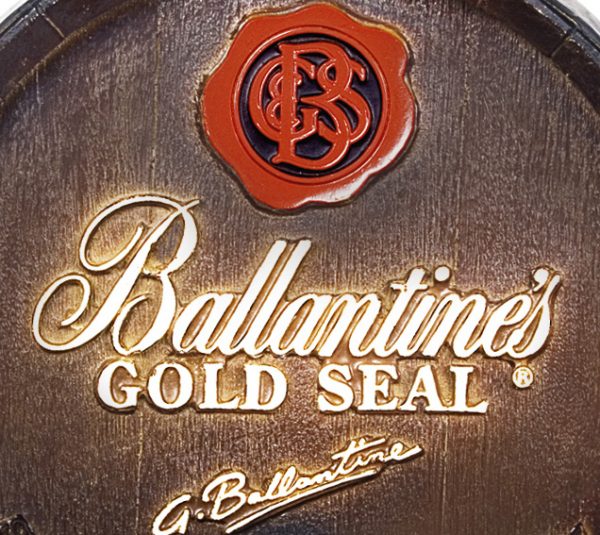 Barril decorativo de parede pequeno - Ballantines Whisky - Image 2