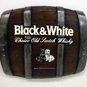 Barril Horizontal de parede em fibra decorativo - Black & White Whisky